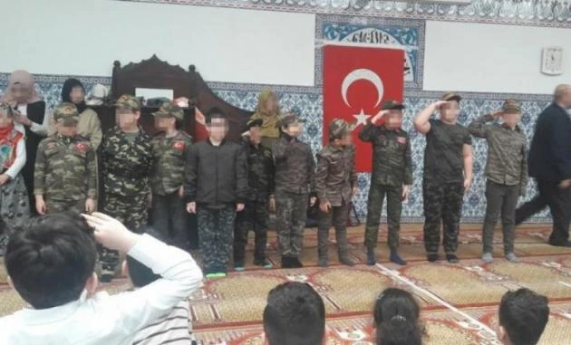 Μετά τη Γερμανία σειρά της Αυστρίας: Νέο σόου με τα παιδιά – «στρατιώτες» του Ερντογάν